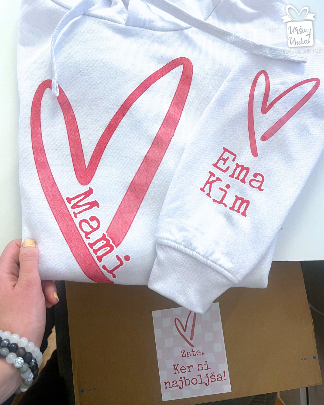 Hoodie/pulover z imeni otrok - darilo za materinski dan