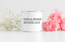 Naložite sliko v pregledovalnik galerije, Emajlirana ali keramična skodelica &quot;MAMI, TI SI NAŠ GUMBEK&quot;
